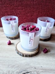 Sojová svíčka s srdíčky v barvě červeného vína Not so Red | Vůně: vanilka a jasmín