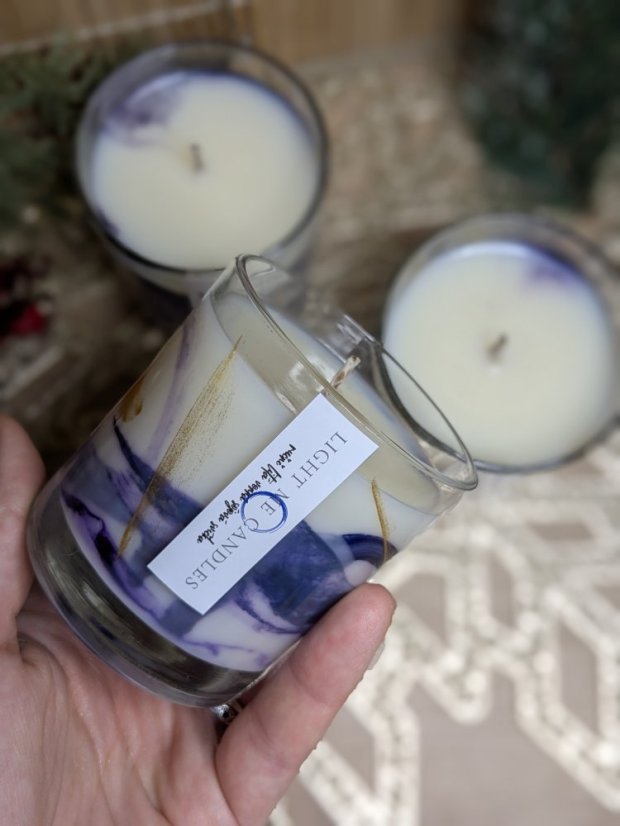 Sojová svíčka Mramor | Vůně: pečené jablko - Barva: Fialová