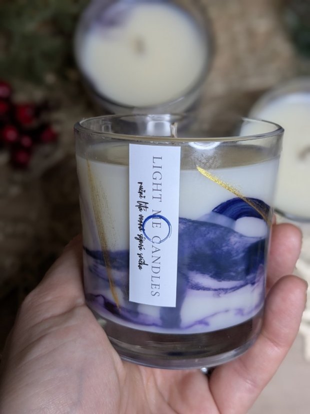 Sojová svíčka Mramor | Vůně: pečené jablko - Barva: Fialová