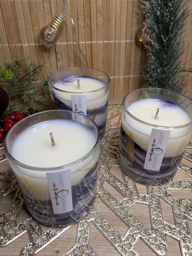 Sojová svíčka Mramor | Vůně: pečené jablko - Barva: Fialová